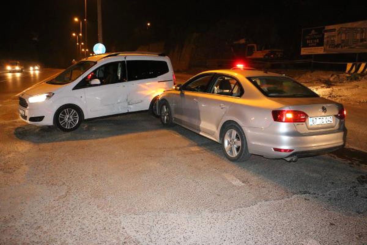 Alkollü Sürücü Polis Aracına Çarptı: 5 Yaralı