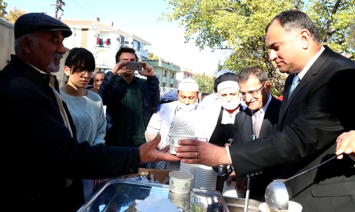 Aşure Lokması Seyranbağları\'nda Paylaşıldı