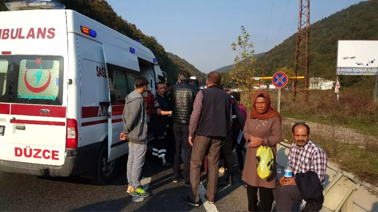 Düzce\'de Minibüs ile Otomobil Çarpıştı: 7 Yaralı