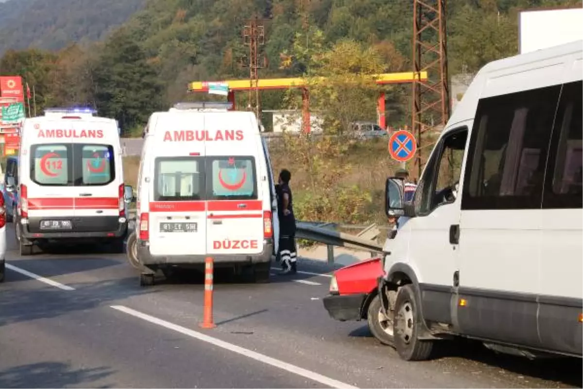 Düzce\'de Yolcu Minibüsü Otomobille Çarpıştı: 7 Yaralı