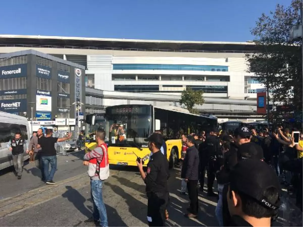 Fenerbahçeli Taraftarlar, Türk Telekom Stadı\'na Doğru Yola Çıktı