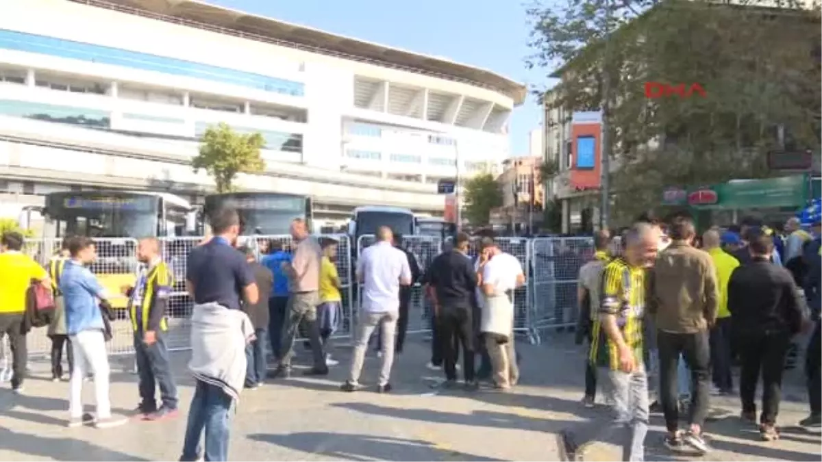 Fenerbahçeli Taraftarlar, Türk Telekom Stadı\'na Doğru Yola Çıktı