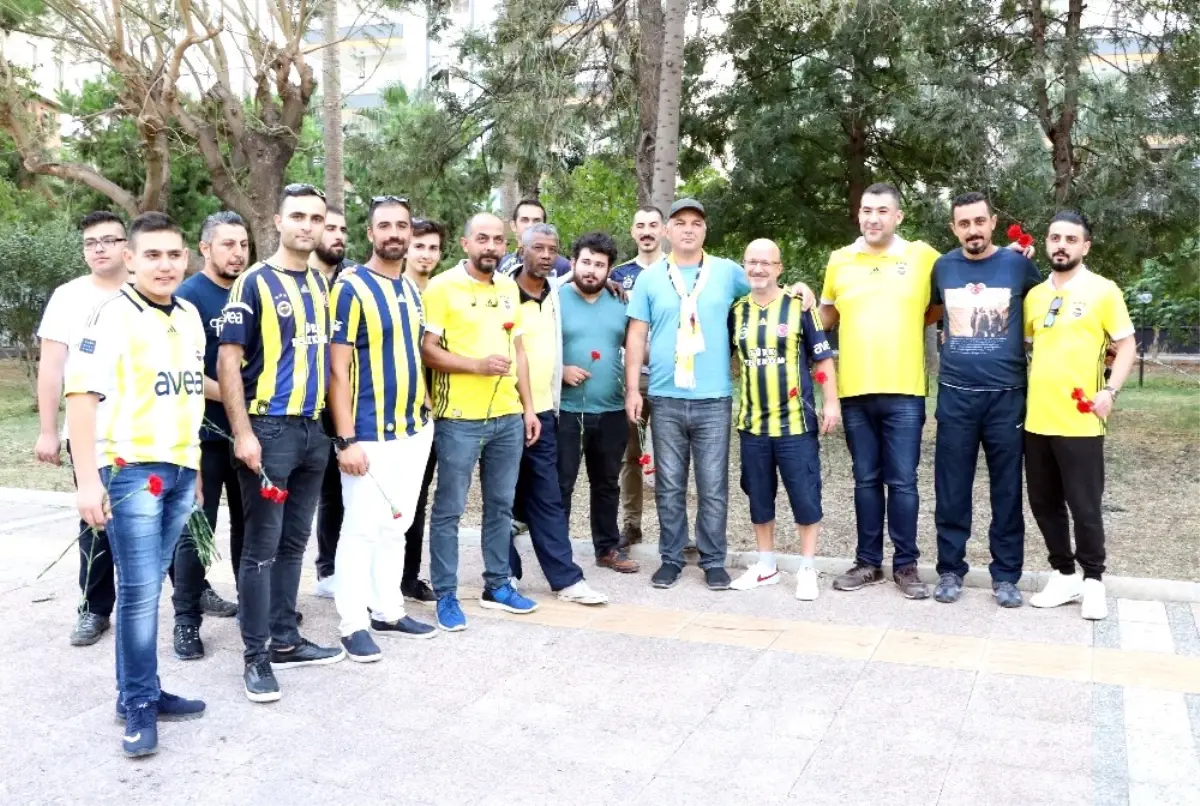 Fenerbahçeli Taraftarlardan Mersin\'deki Bombalı Saldırı Yerine Karanfil