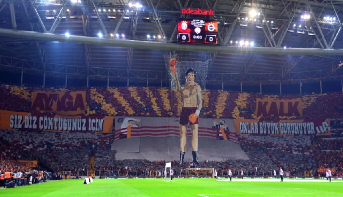 Galatasaray Taraftarı Rocky Temalı Koreografi Yaptı