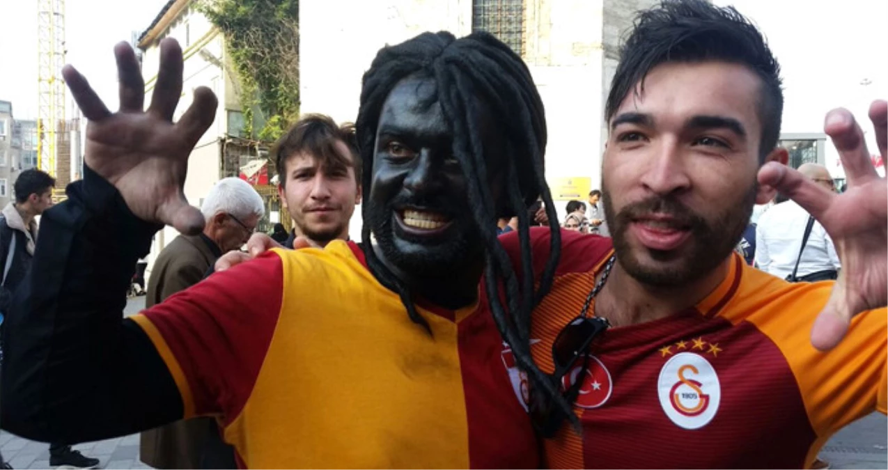 Galatasaraylı Taraftarlar, Yerli Gomis\'e Büyük İlgi Gösterdi