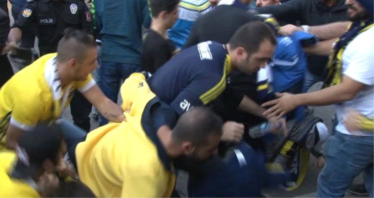 Kadıköy\'de Derbi Öncesi Taraftar - Polis Gerginliği: 1 Gözaltı