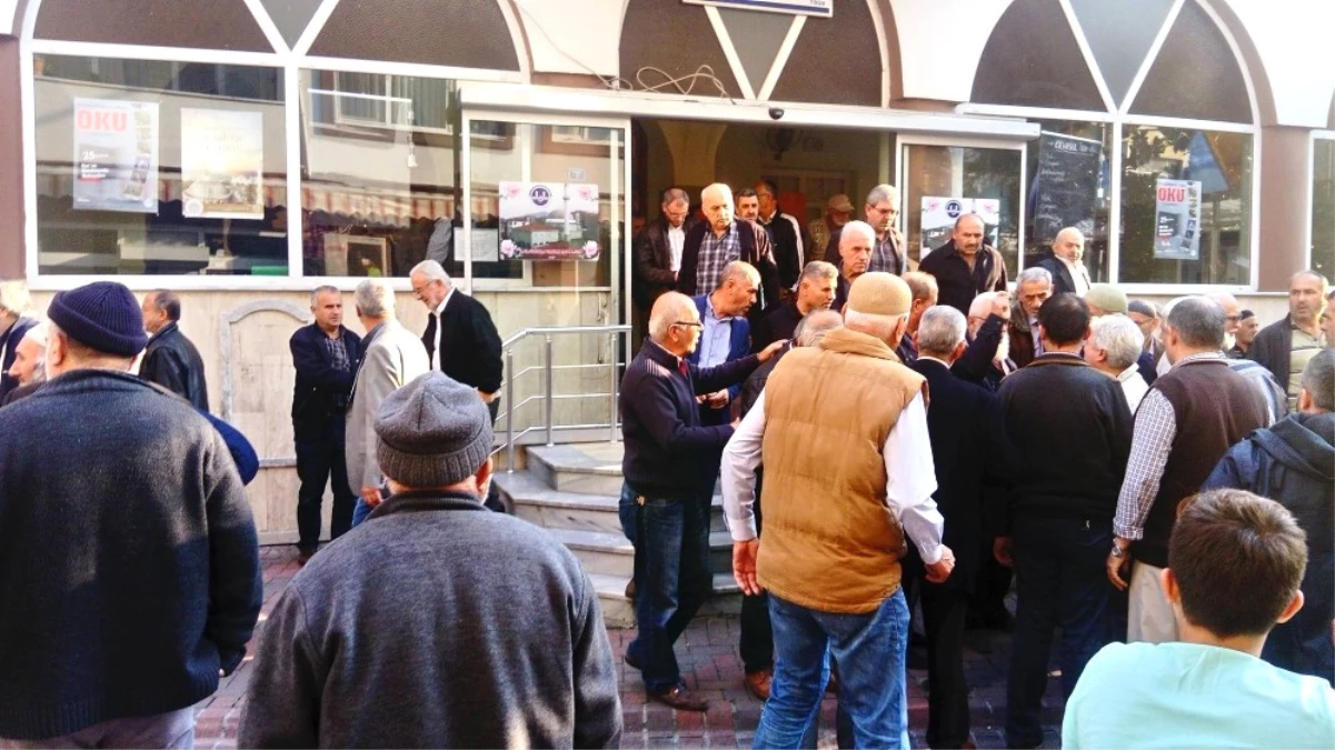 Namaz Kılmak İçin Cami Önünde Bekleyen Yaşlı Adam Darp Edildi