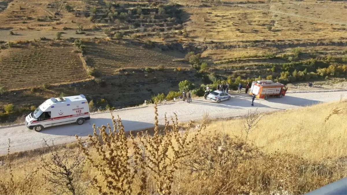 Otomobil Çaya Uçtu: 1 Polis Hayatını Kaybetti, 1 Polis Yaralandı