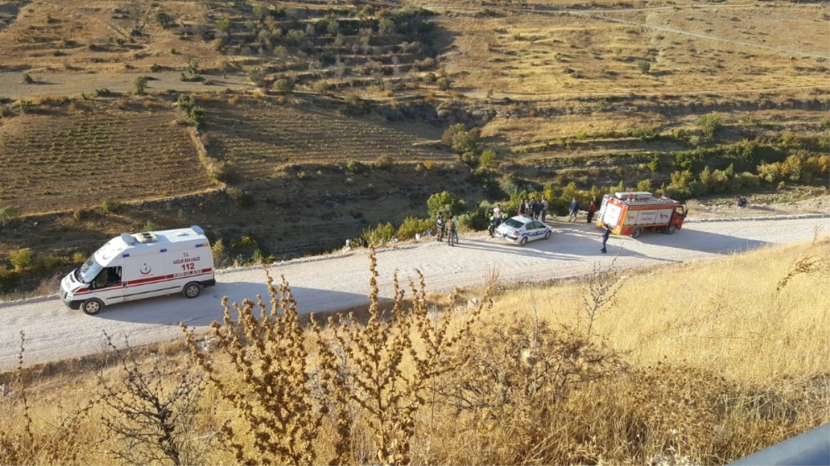 Diyarbakır\'da İçinde Polislerin de Olduğu Araç Çaya Uçtu: Bir Polis Şehit Oldu