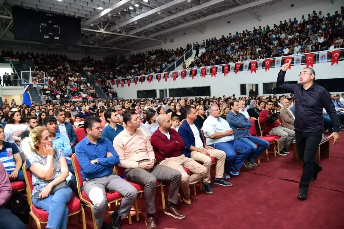 Sunay Akın, Gençleri Bilginin Işığıyla Aydınlattı