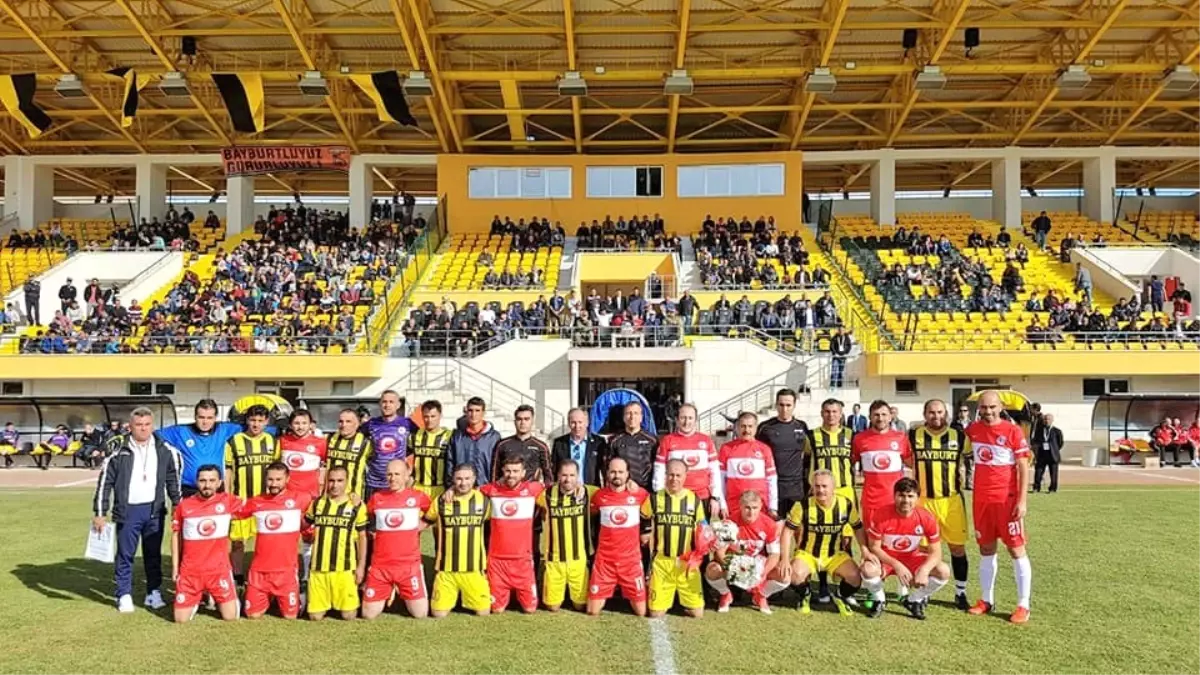 Veteran Futbolcular Arakanlı Müslümanlar İçin Sahaya Çıktı