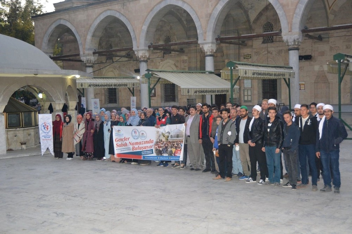 250 Genç Sabah Namazında Bir Araya Geldi