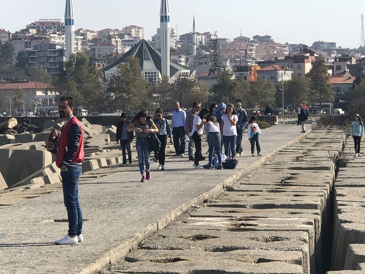 Akçakoca\'da Hafta Sonu Yazdan Kalma Günler Yaşandı
