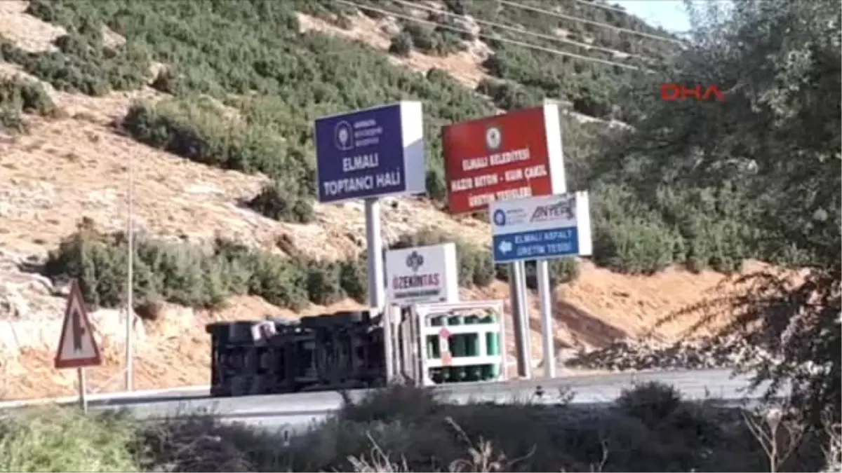 Antalya Cng Tüpü Yüklü Tır Devrildi