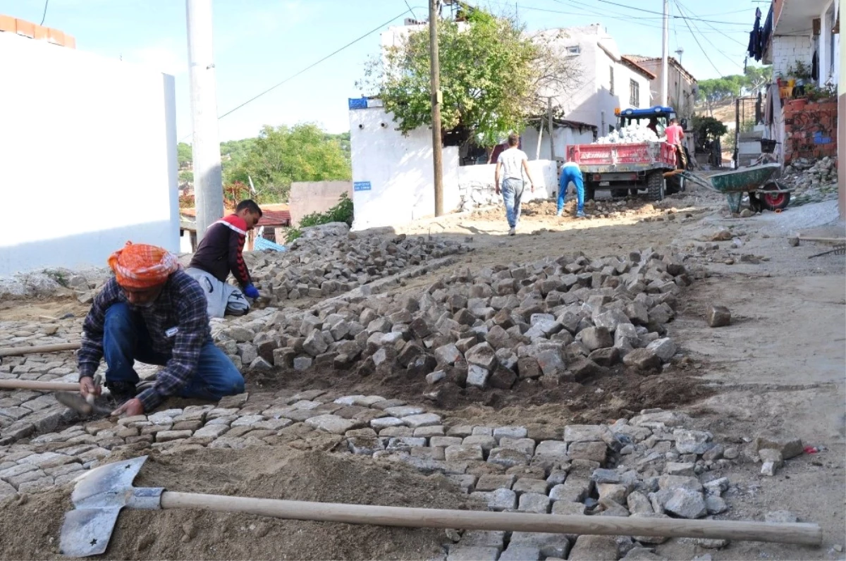 Ayvalık Belediyesi Hamdibey Mahallesi\'ndeki Yolları İnşa Ediyor