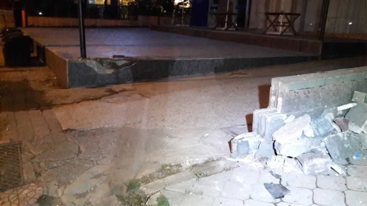 Bağdat Caddesi\'nde Araç Kaldırıma Çıktı: 4 Yaralı