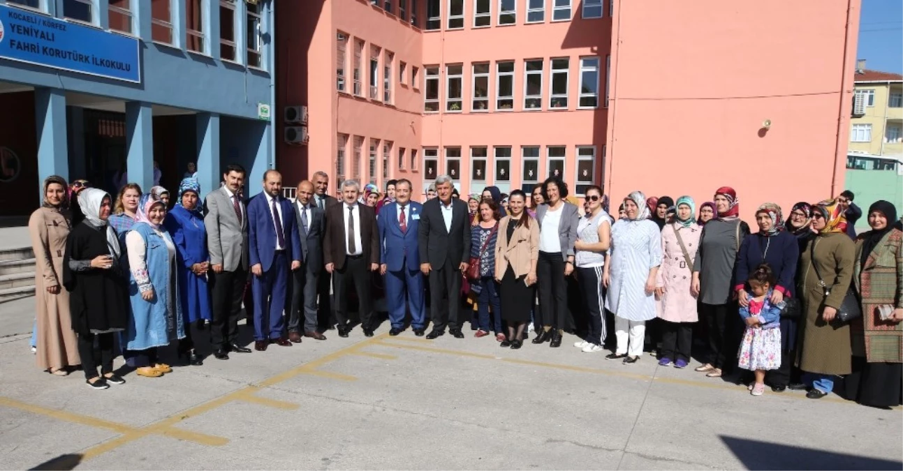 Başkan Karaosmanoğlu, Körfez\'de Spor Salonu ve Satranç Sınıfı Açtı