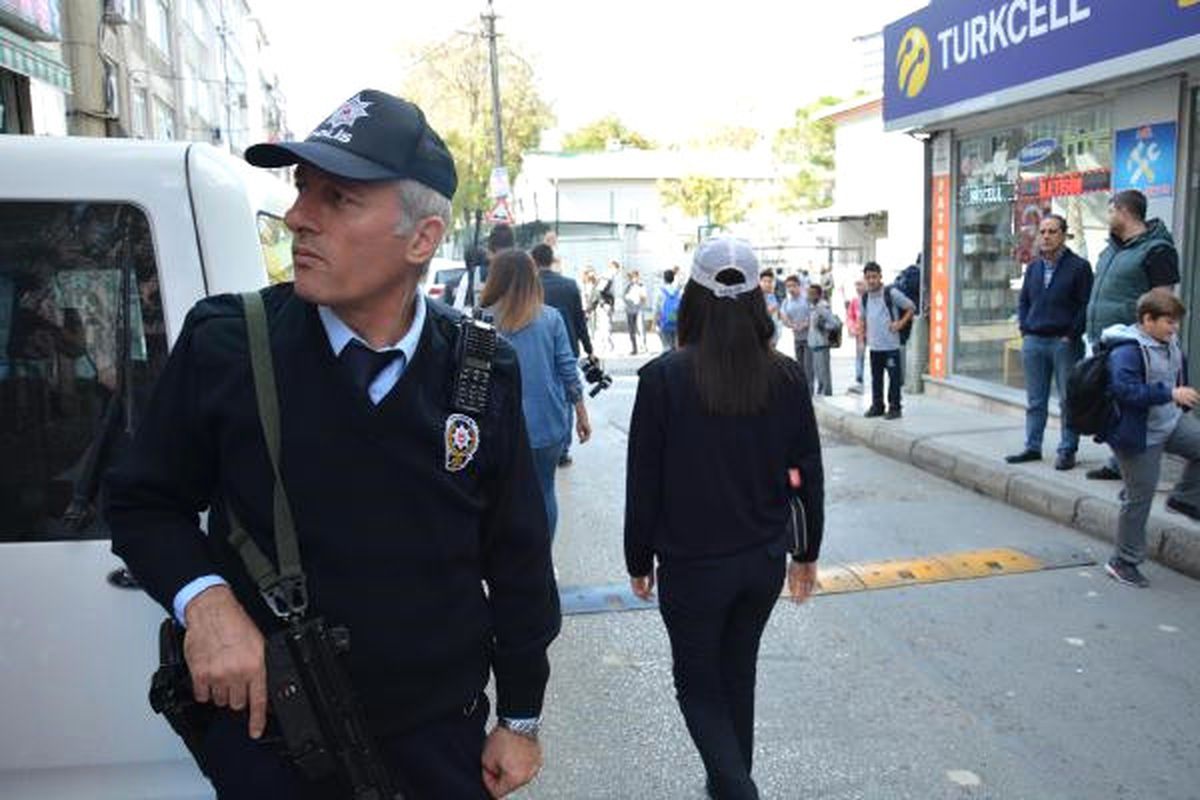 Bursa\'da Okul Önlerinde \'Huzur Operasyonu"