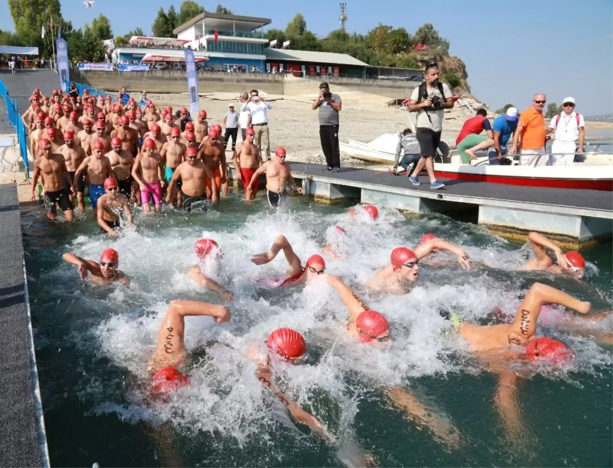 Cumhuriyet İçin Kulaç Attılar