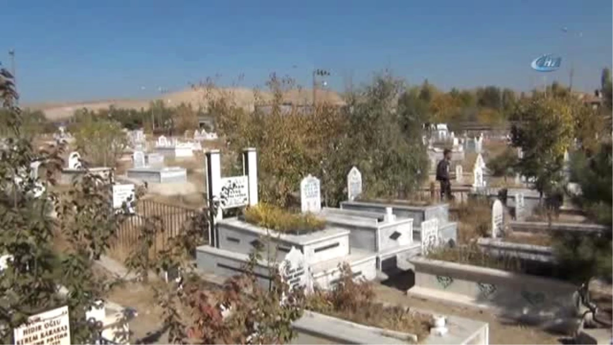 Depremde Hayatını Kaybedenler Mezarları Başında Anıldı