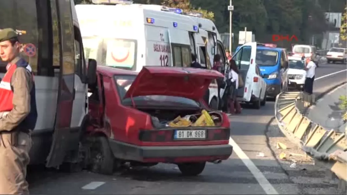 Düzce\'de Yolcu Minibüsü Otomobille Çarpıştı: 7 Yaralı