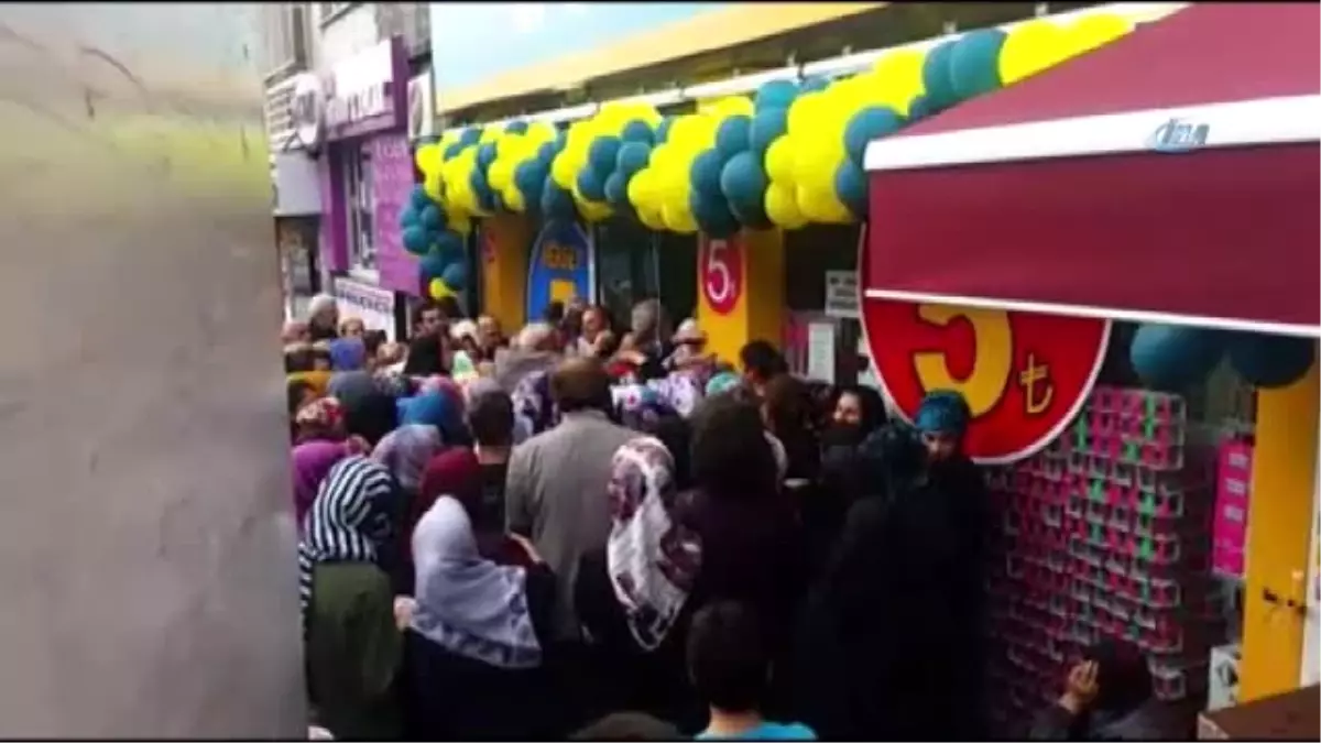 Fatih\'te Bir Mağazada Yapılan İndirim İzdihama Yol Açtı