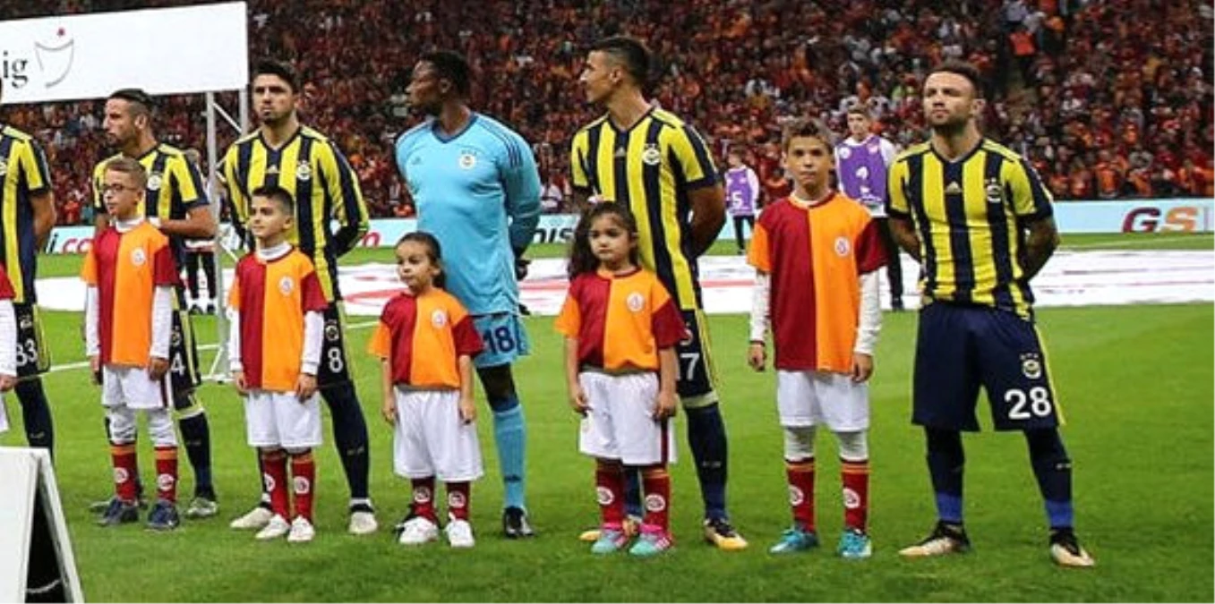 Galatasaray-Fenerbahçe Maçı Seremonisinde, Valbuena\'ya En Uzun Boylu Çocuk Denk Geldi