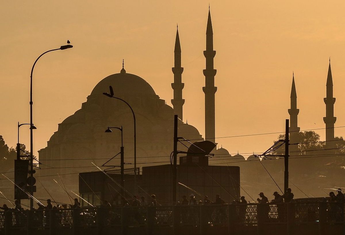 İstanbul\'da Gün Batımı Kartpostallık Görüntüler Oluşturdu