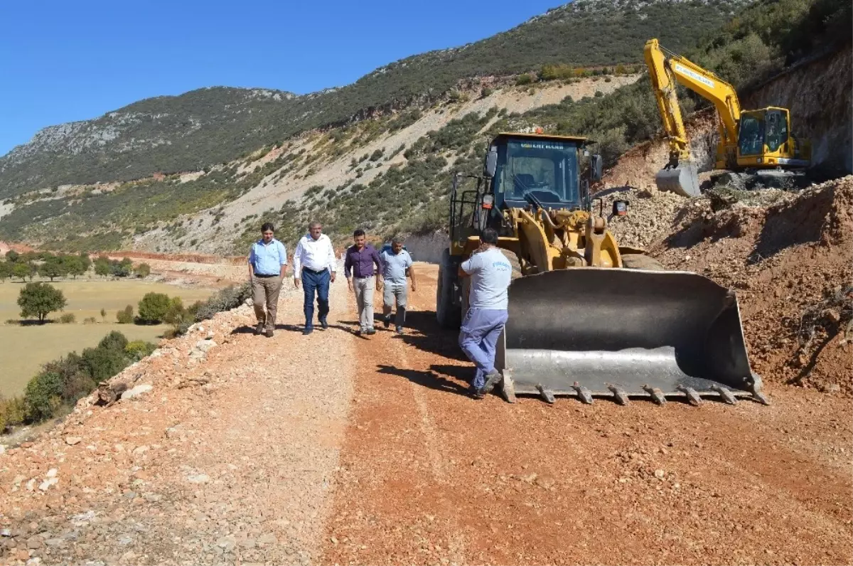 Kaş Bezirgan-Kalkan Yolu Asfalta Hazırlanıyor