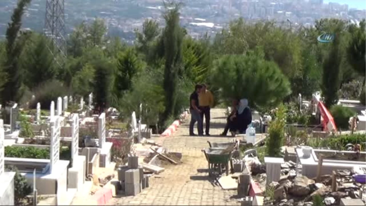 Mezarlıklarının Parçalandığını Gören Aileler Gözyaşlarına Boğuldu