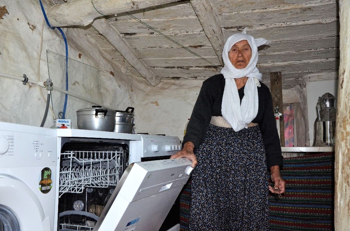 Hesna Nine\'nin 90\'ından Sonra Beyaz Eşya Sevinci