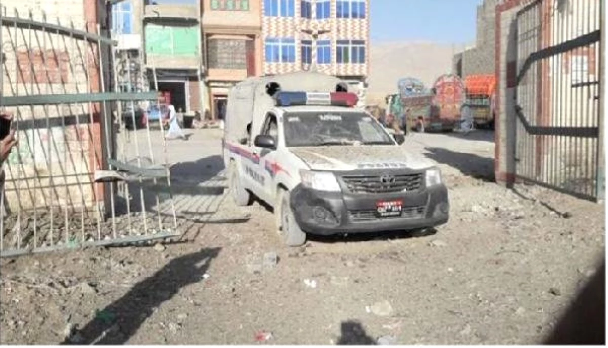 Pakistan\'da Polis Aracına Bombalı Saldırı