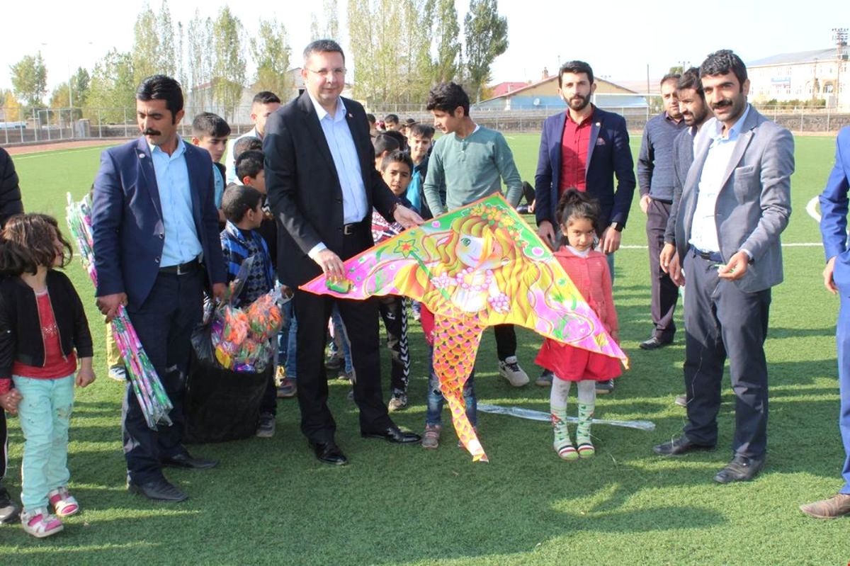 Taşlıçay\'da Uçurtma Şenliği Düzenlendi