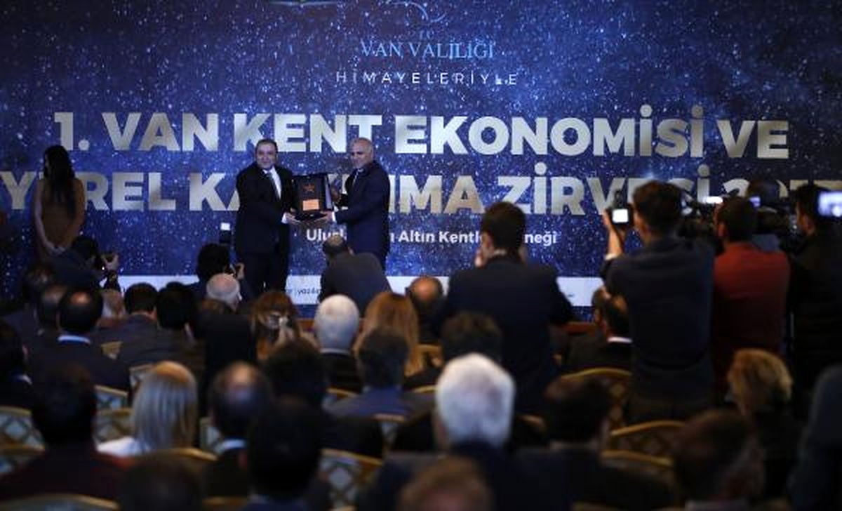 Van Depreminin Yıl Dönümünde \'Van Ekonomi Zirvesi\' Yapıldı