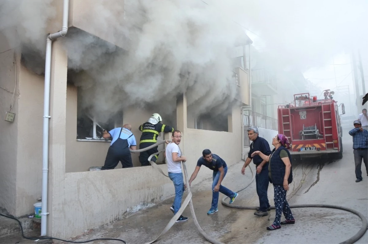 Yangın, Depodaki Eşyaları Küle Çevirdi