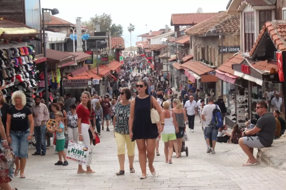 Antalya\'da Serin Hava Esnafa Yaradı