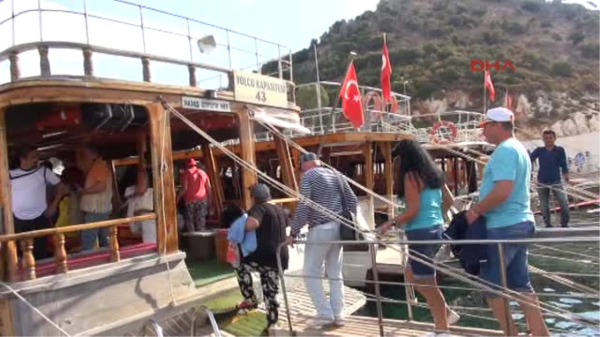 Antalya Turistler Yağmurda Deniz Keyfi Yaptı
