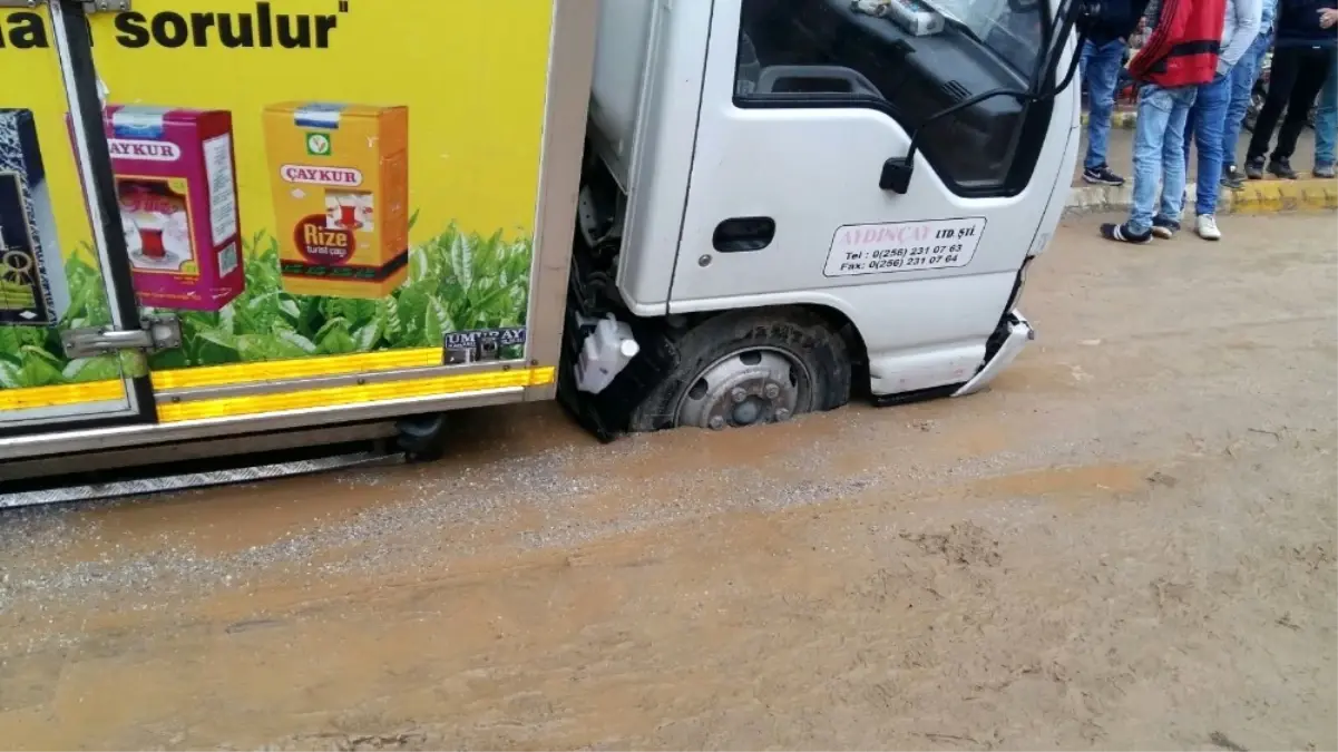 Araçlar, Yağış Sonrası Çöken Yollarda Mahsur Kaldı