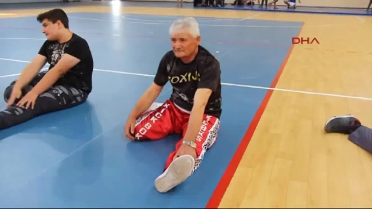 Burdur 70\'lik Kick Bokscu Gençlere Taş Çıkartıyor