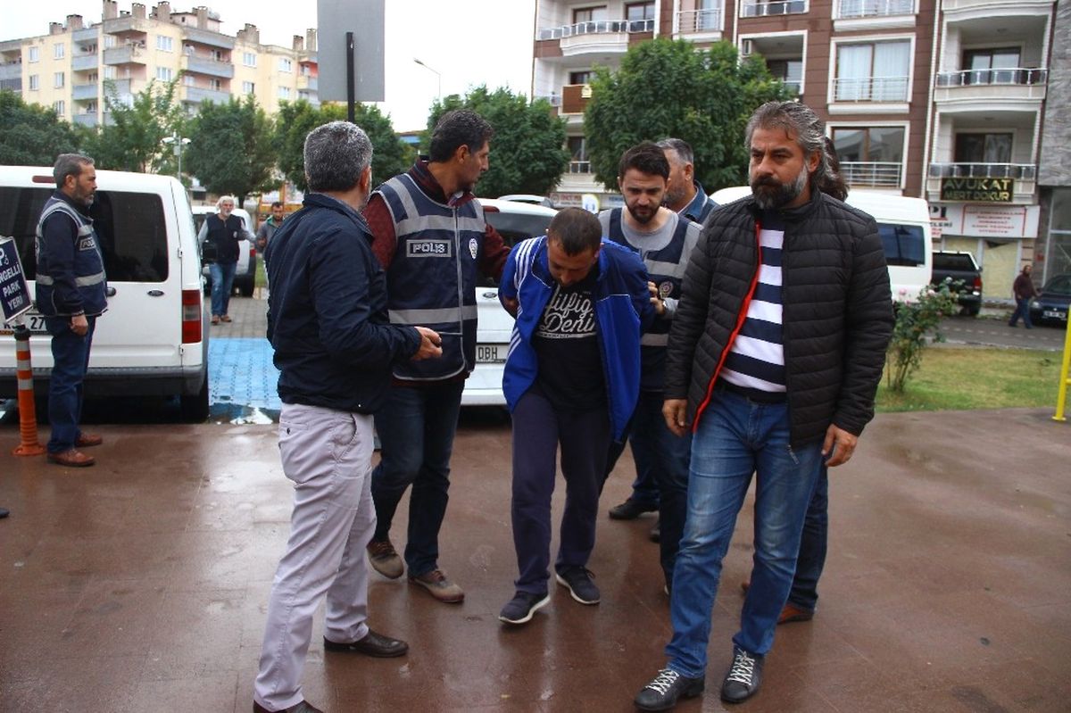 Edremit\'te Kesik Kafa Cinayeti Zanlıları Adliyeye Sevk Edildi