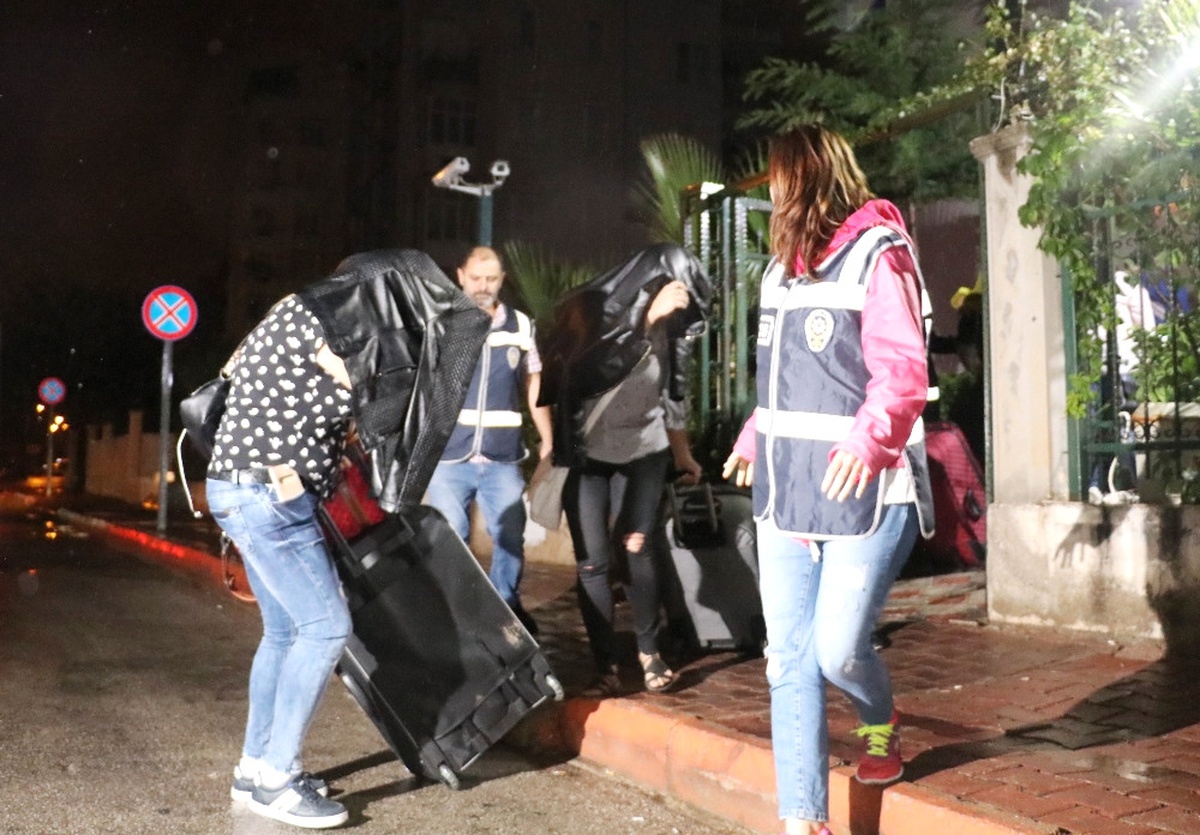 Fakir Kadınları Kandırarak Fuhuş Yaptırdılar