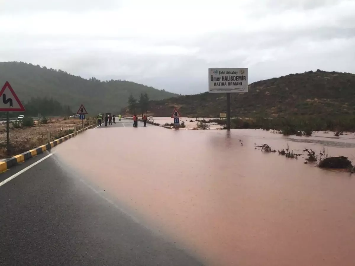 Fethiye-Muğla Karayolu Yağış Nedeniyle Trafiğe Kapandı