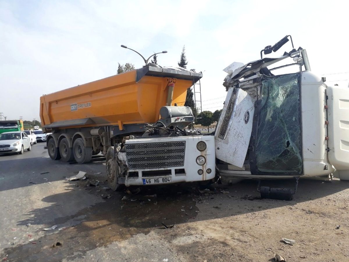 Kamyon Çekiciye Arkadan Çarptı: 1 Yaralı