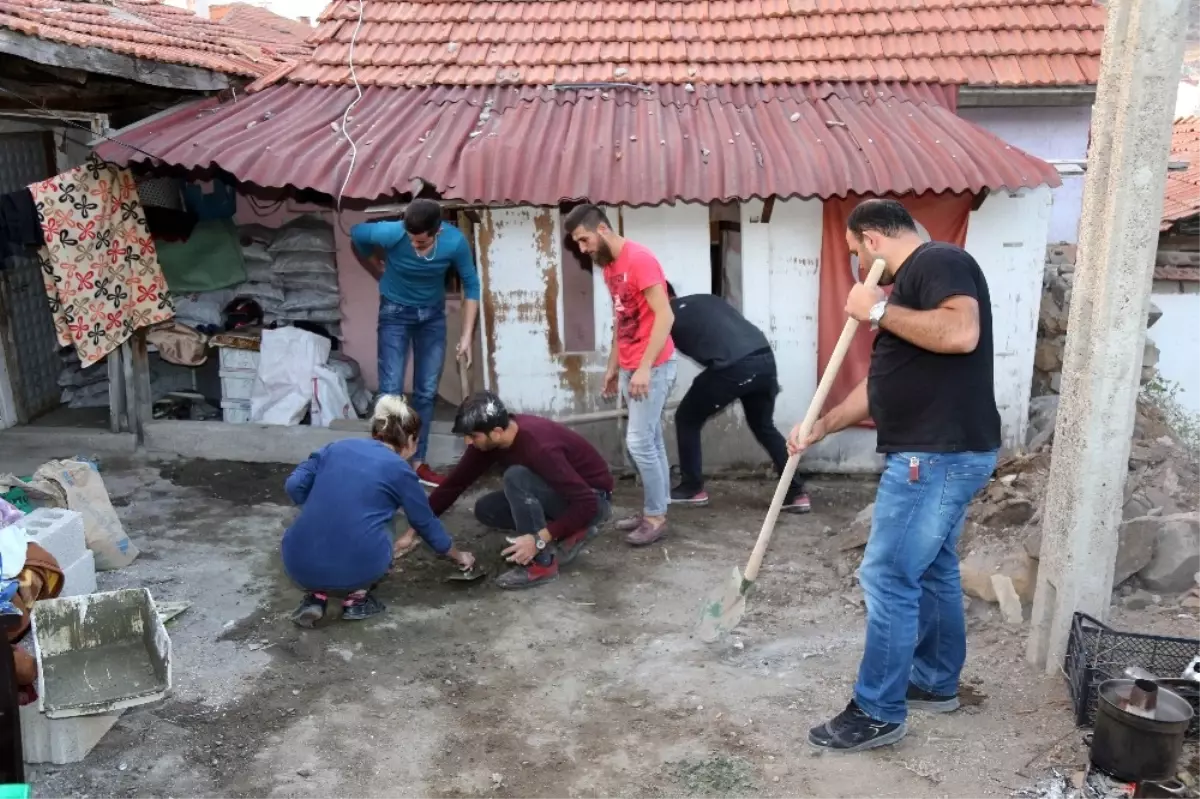 Öğrenciler Harçlıklarıyla Gecekonduda Yaşayan Ailenin Yardımına Koştular