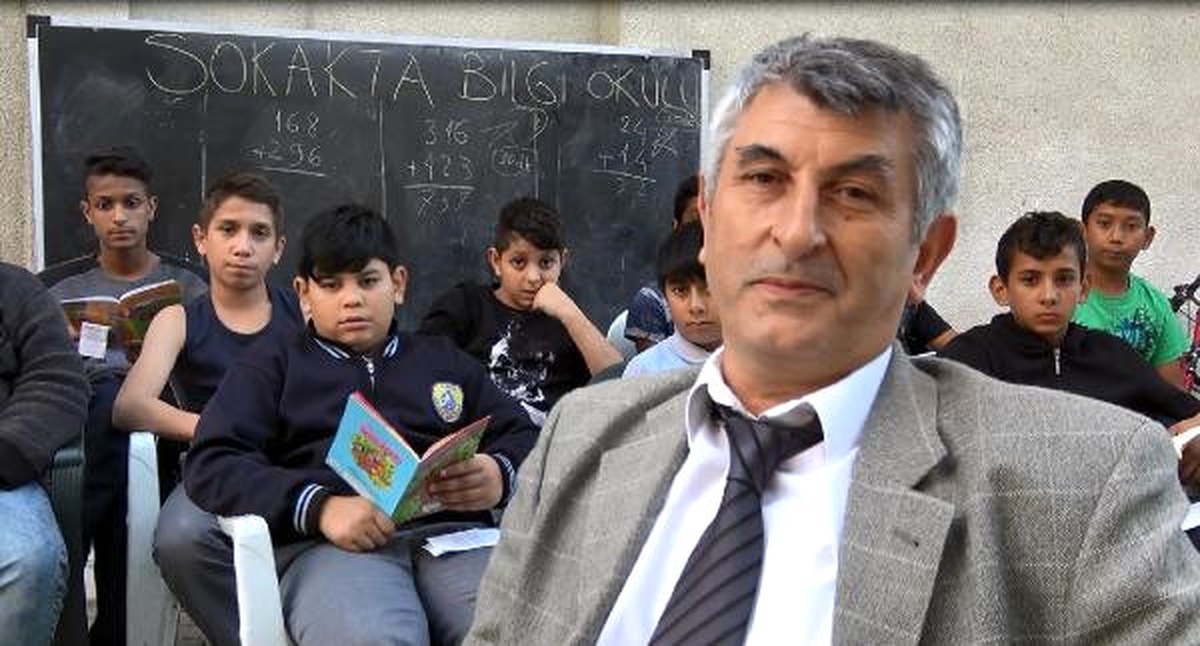 Öğretmen, \'Sokakta Bilgi Okulu\'nda Dezavantajlı Öğrencileri Eğitiyor