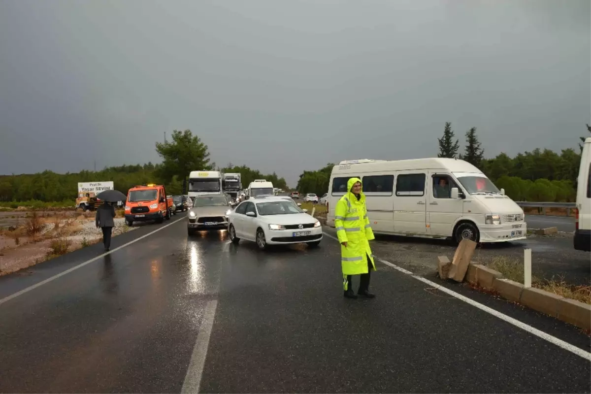 Sağanak Yağış Trafiği Vurdu