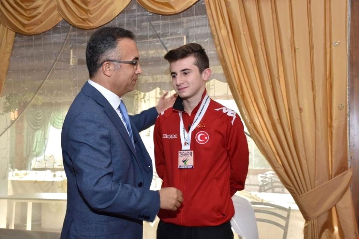 Vali Çeber, Dünya Üçüncüsü Özcan\'ı Ödüllendirdi