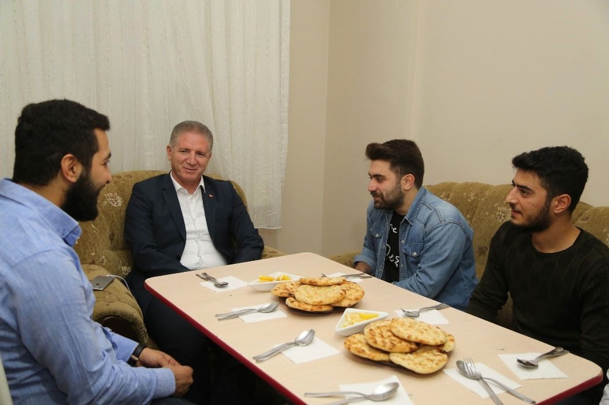 Vali Gül Öğrenci Evine Misafir Oldu