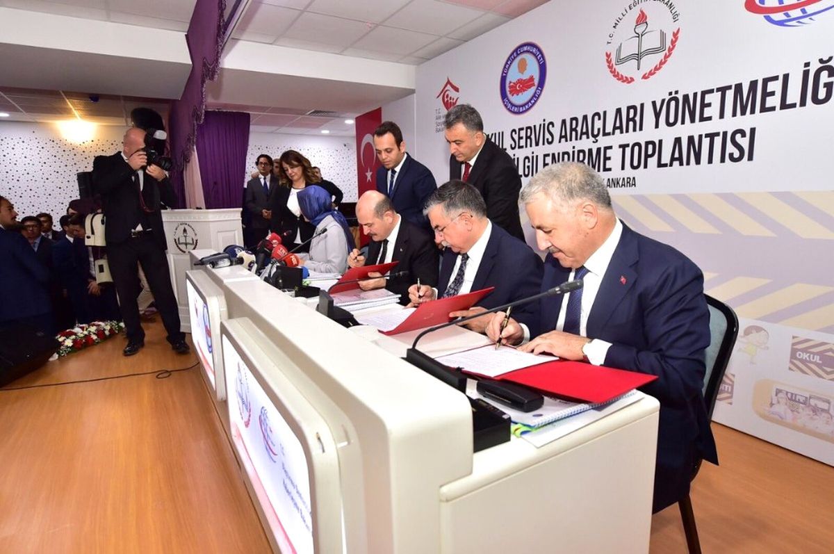 Yeni Okul Servisi Yönetmeliğini 4 Bakan Açıkladı