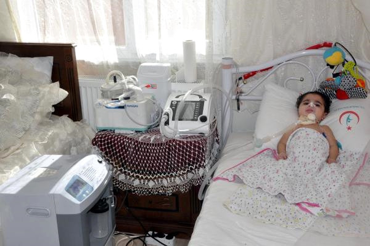 Yoğun Bakım Ünitesine Çevrilen Odasında Yaşam Mücadelesi Veriyor